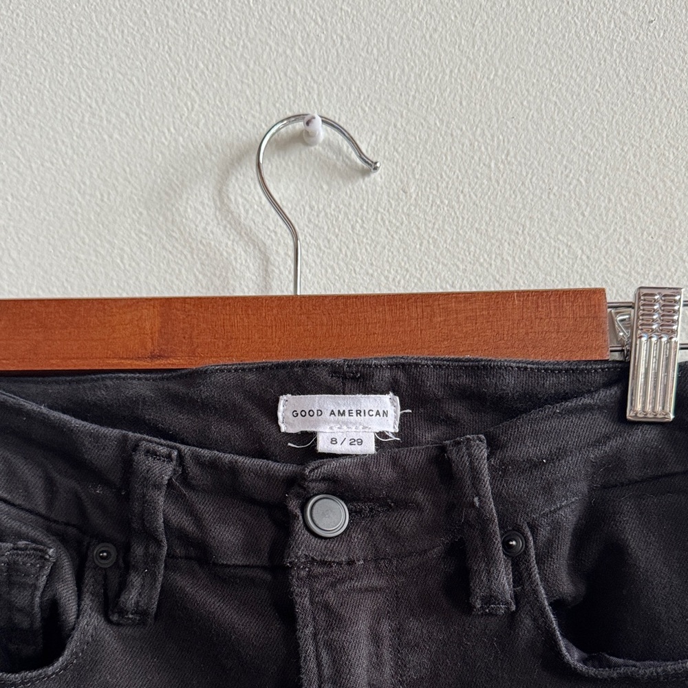 Good American NEVER FADES GOOD PETITE STRAIGHT JEANS - Picture 6 of 15